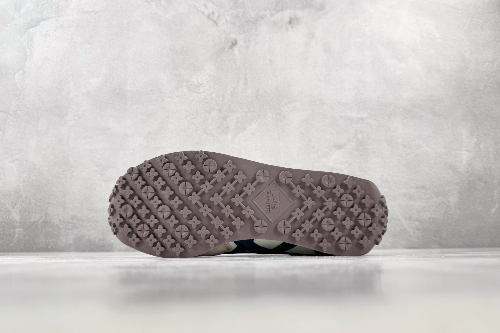 SC Onitsuka Tiger鬼塚虎 Edr 78 粉蓝 货号：1183C263-251 尺码：36 36.5 37