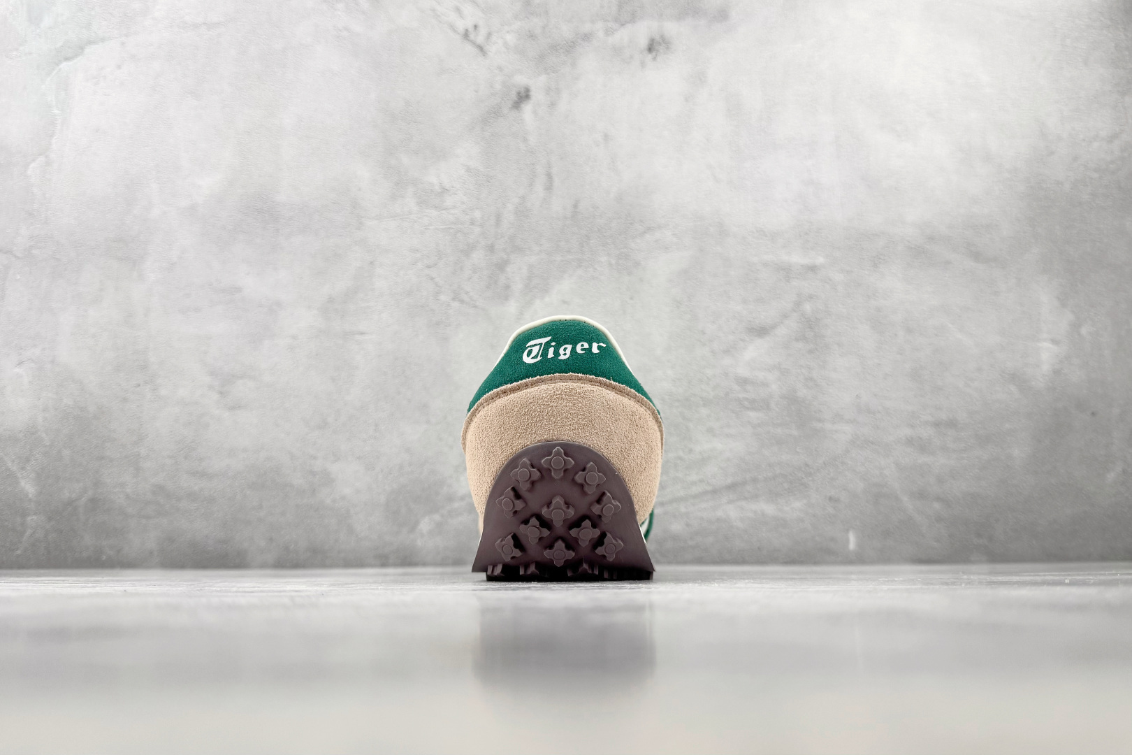 SC Onitsuka Tiger鬼塚虎 Edr 78 棕绿 货号：1183C263-250 尺码：36 36.5 37