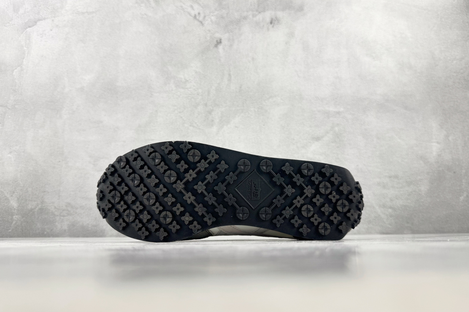SC Onitsuka Tiger鬼塚虎 Edr 78 白灰 货号：1183C263-101 尺码：36 36.5 37