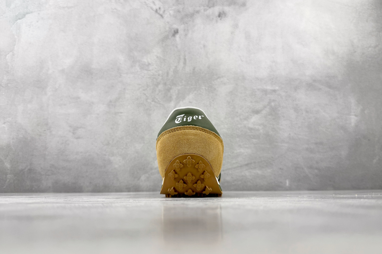 SC Onitsuka Tiger鬼塚虎 Edr 78 棕绿色 货号：1183B411-250 尺码：36 36.5 3