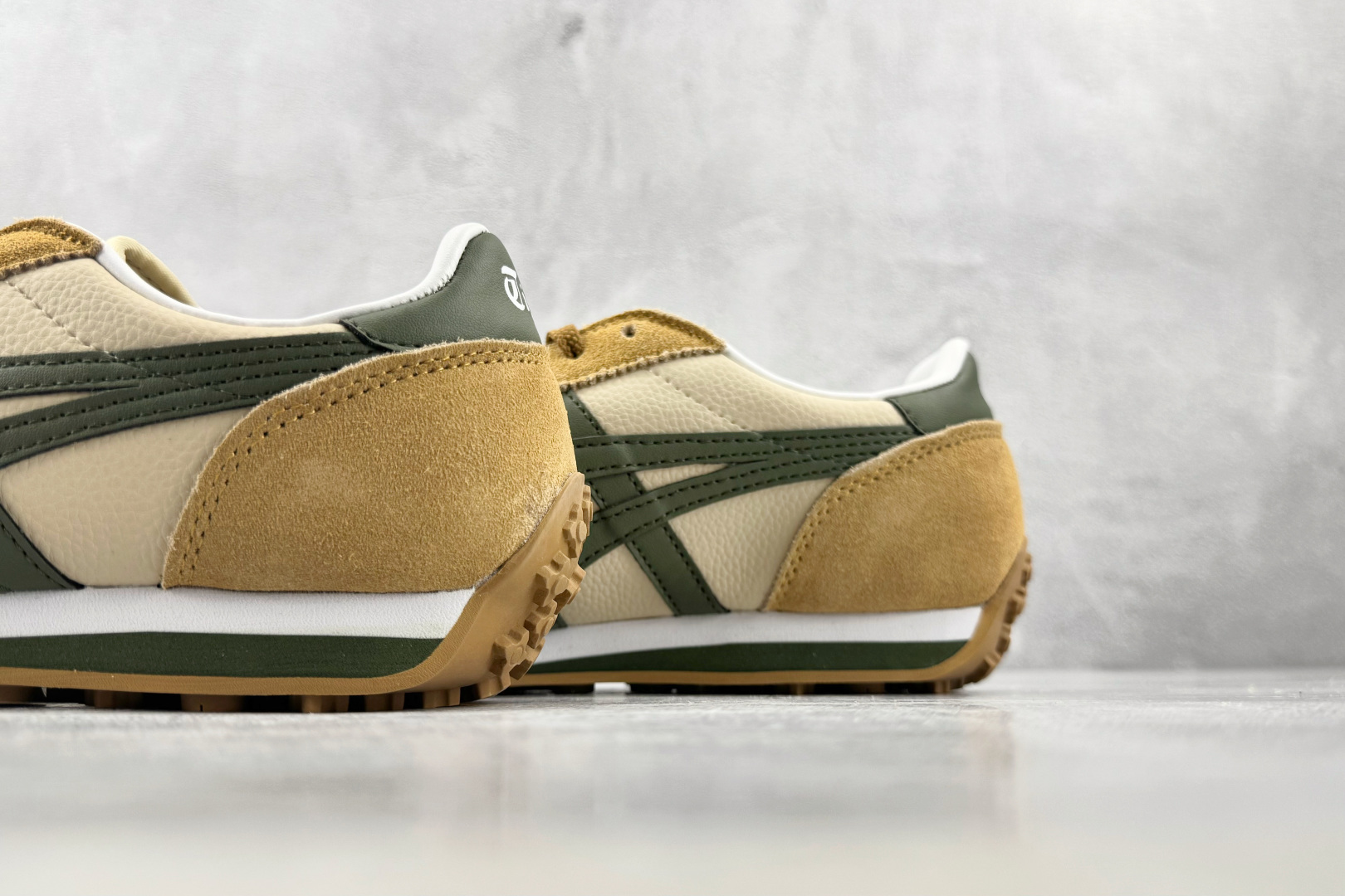 SC Onitsuka Tiger鬼塚虎 Edr 78 棕绿色 货号：1183B411-250 尺码：36 36.5 3