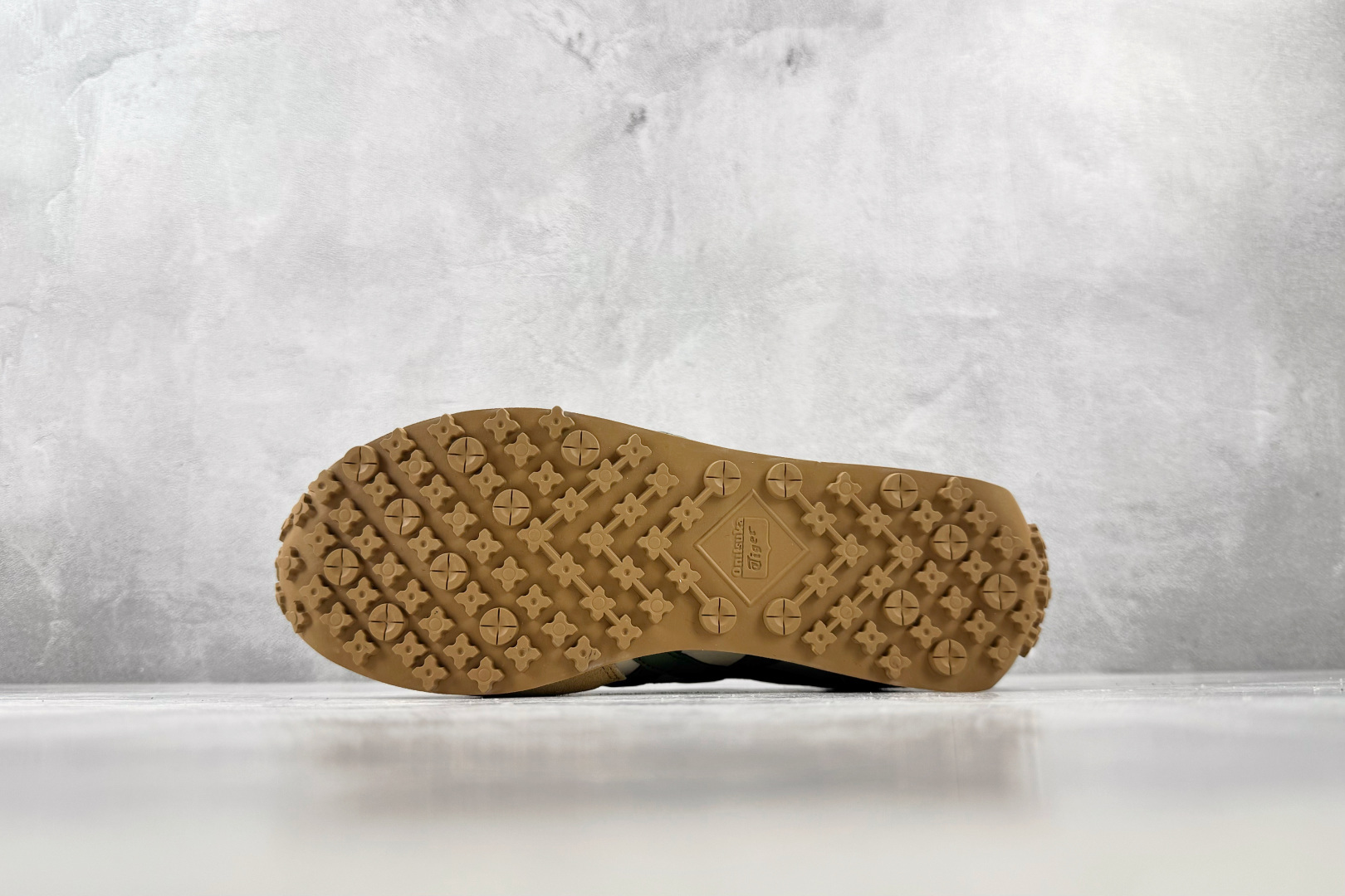SC Onitsuka Tiger鬼塚虎 Edr 78 棕绿色 货号：1183B411-250 尺码：36 36.5 3