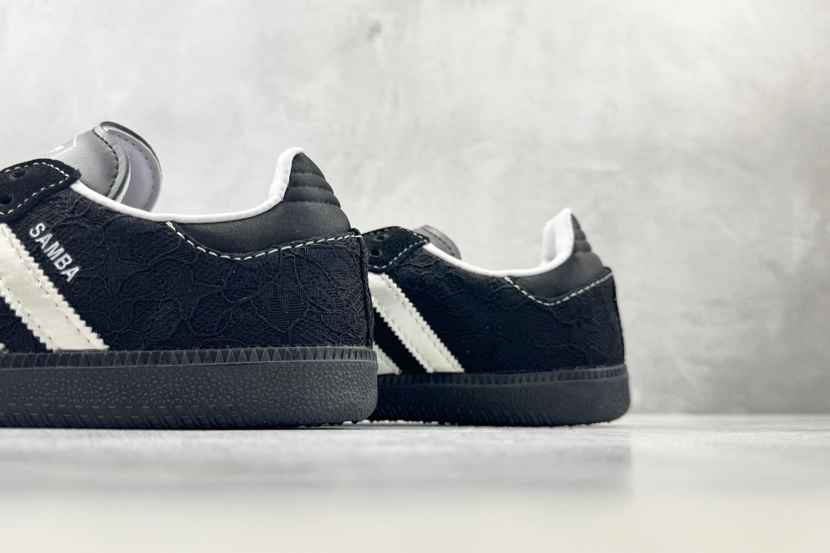 R 版出口订单 adidas originals SAMBA OG 蕾丝黑 货号：KH7842 尺码：35.5 36 3