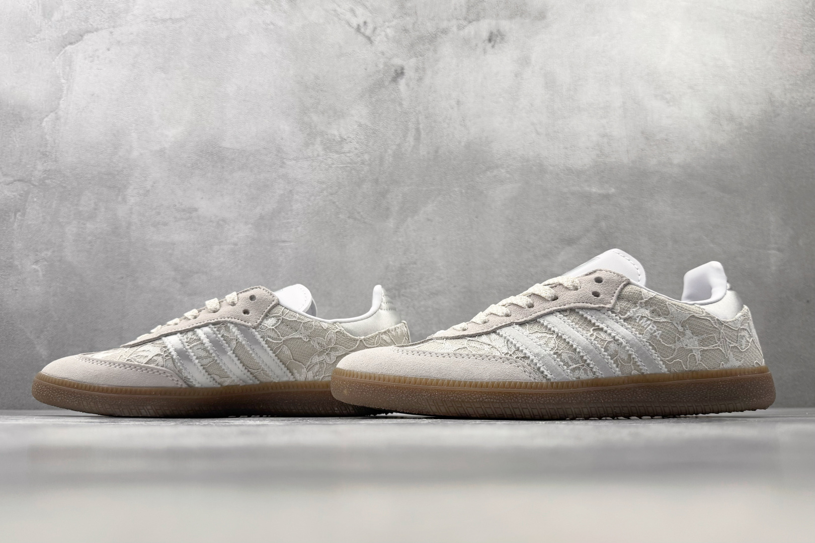 R 版出口订单 adidas originals SAMBA OG 蕾丝灰白 货号:KH7841 尺码:35.5 36 R 版出口订单 adidas originals SAMBA OG 蕾丝灰白 货号:KH7841 尺码:35.5 36