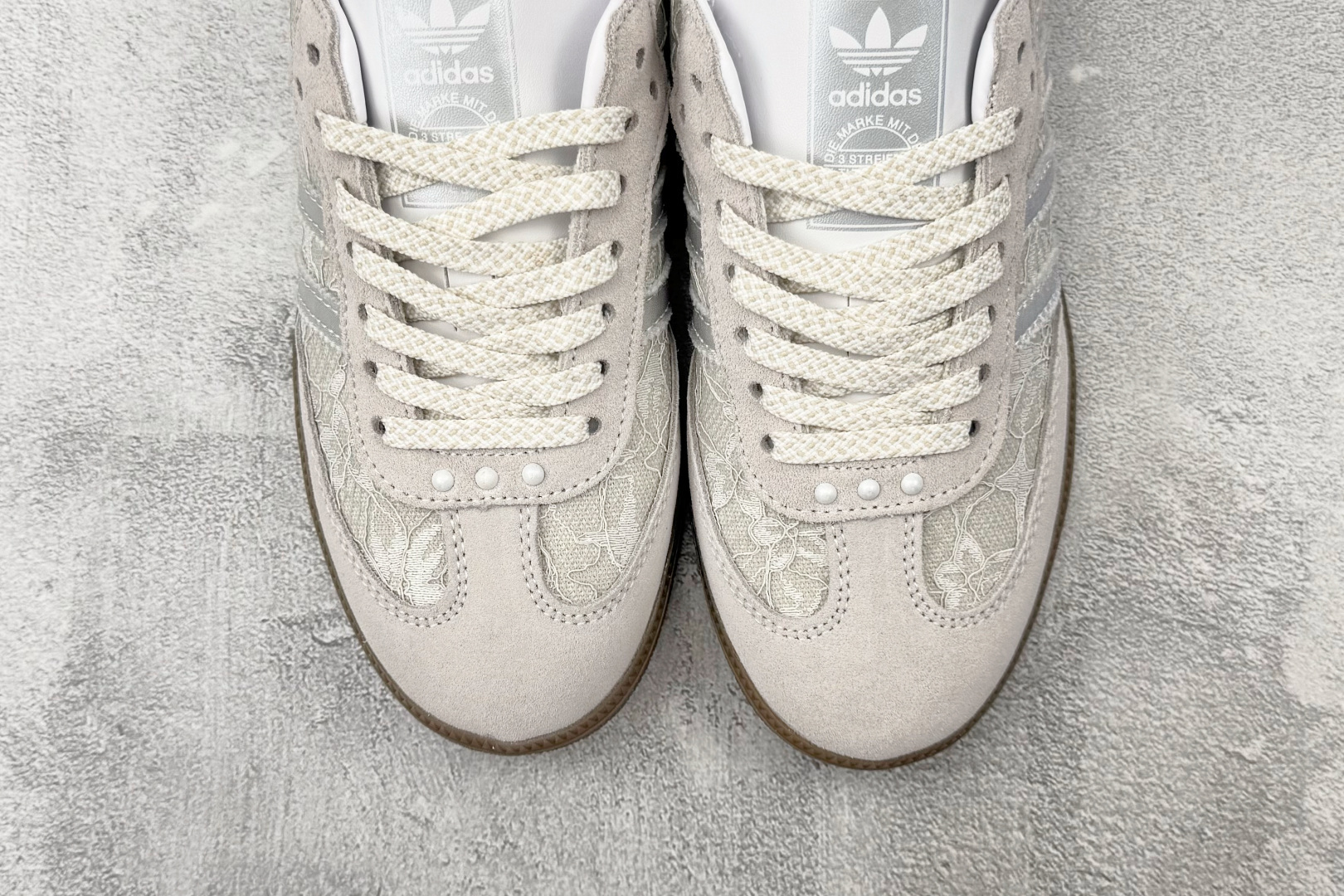 R 版出口订单 adidas originals SAMBA OG 蕾丝灰白 货号:KH7841 尺码:35.5 36 R 版出口订单 adidas originals SAMBA OG 蕾丝灰白 货号:KH7841 尺码:35.5 36