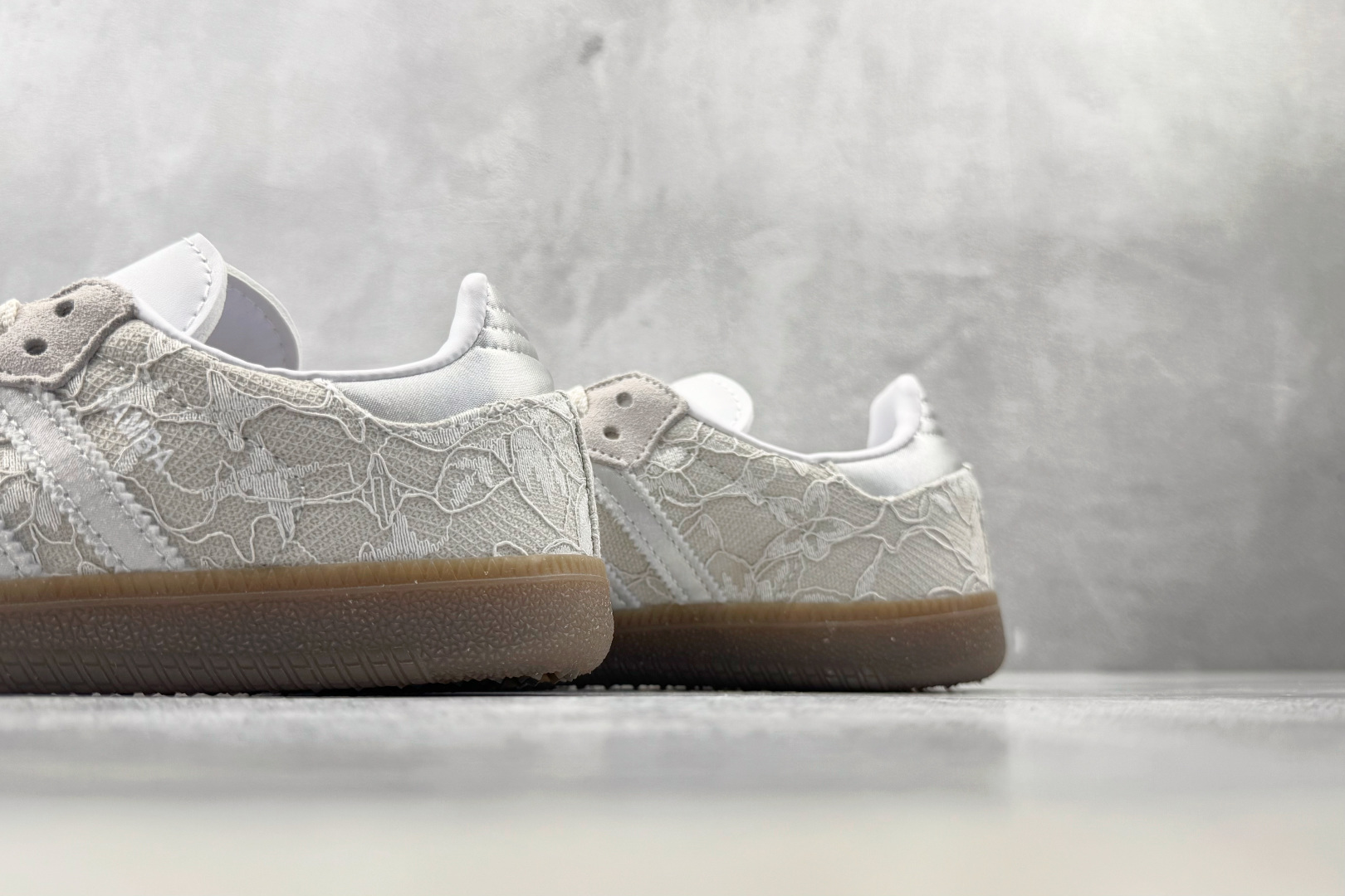 R 版出口订单 adidas originals SAMBA OG 蕾丝灰白 货号:KH7841 尺码:35.5 36 R 版出口订单 adidas originals SAMBA OG 蕾丝灰白 货号:KH7841 尺码:35.5 36