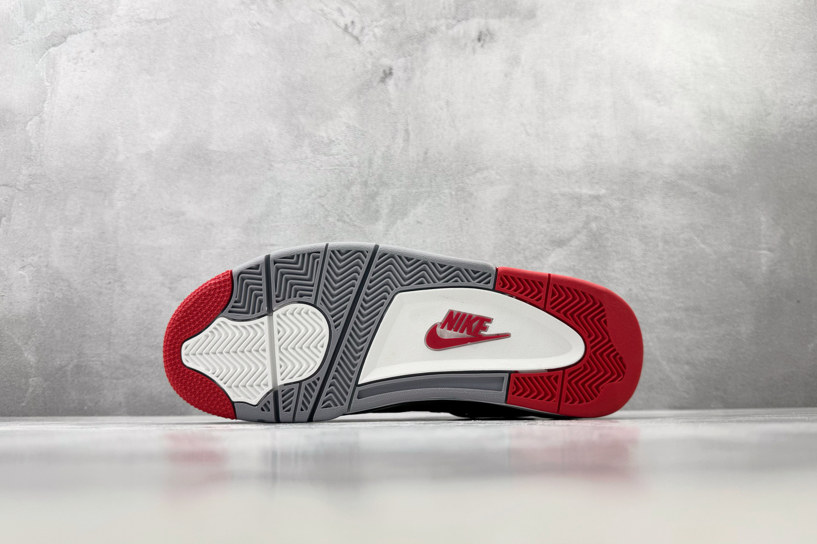 OV Jordan Air Jordan 4 Bred 黑色 货号:IX8180-001 尺码:36 36.5 37.5 OV Jordan Air Jordan 4 Bred 黑色 货号:IX8180-001 尺码:36 36.5 37.5