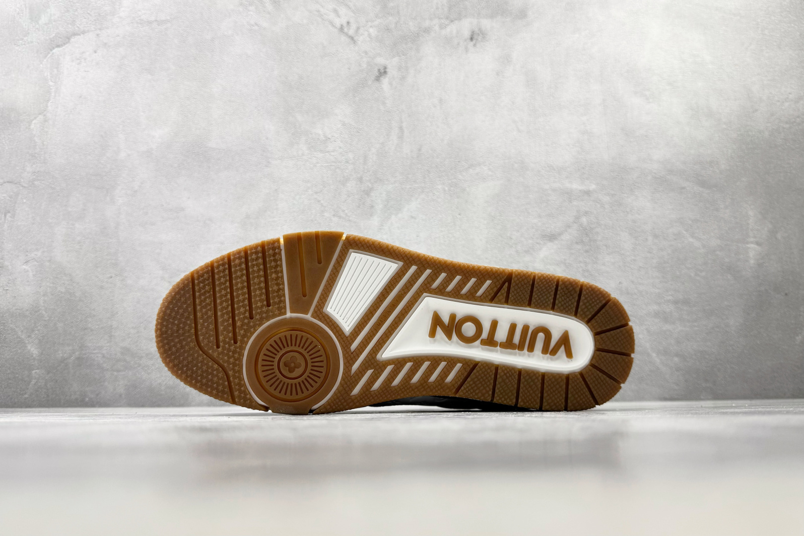 TG版 爆款跑量神器 LOUIS VUITTON Trainer 灰色 货号：1AKQ3G 尺码：36 37 38 39