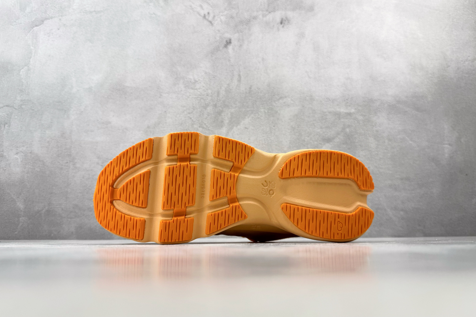 PK 全新工厂开发 LOEWE x On Cloudsolo 橙色 货号：3WF 尺码：36 36.5 37.5 38 