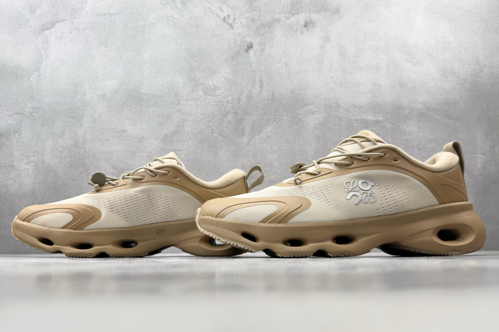 PK 全新工厂开发 LOEWE x On Cloudsolo 米棕 货号：3MF 尺码：36 36.5 37.5 38 