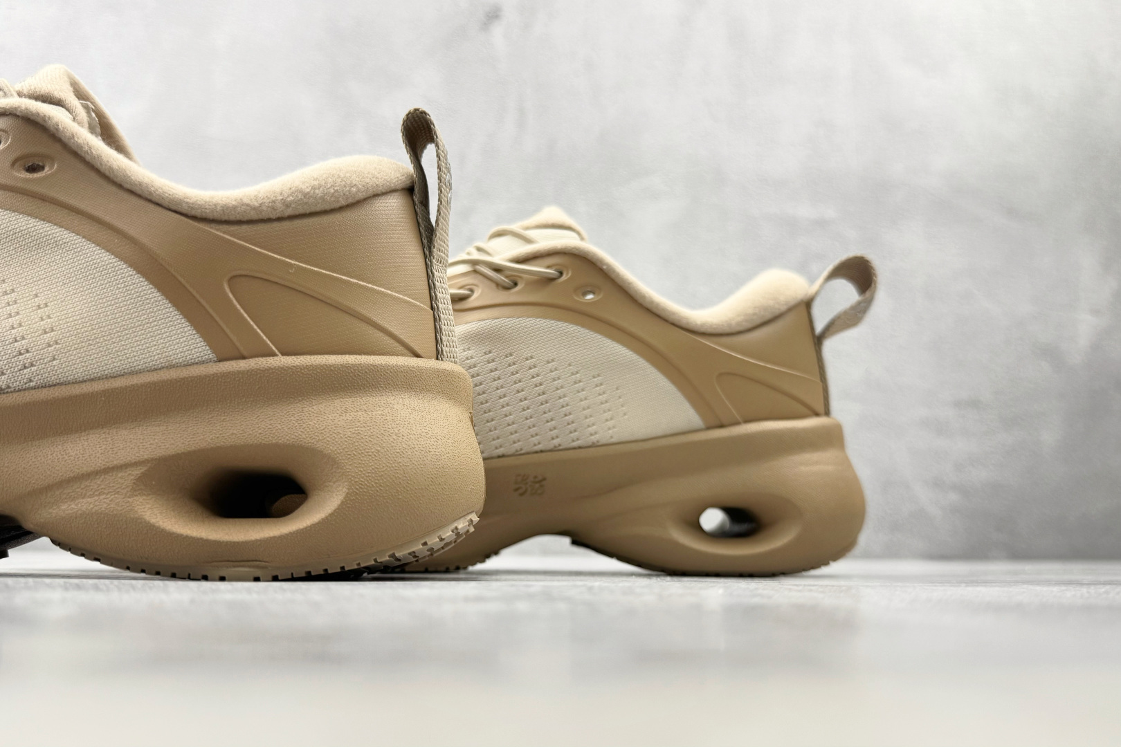 PK 全新工厂开发 LOEWE x On Cloudsolo 米棕 货号：3MF 尺码：36 36.5 37.5 38 
