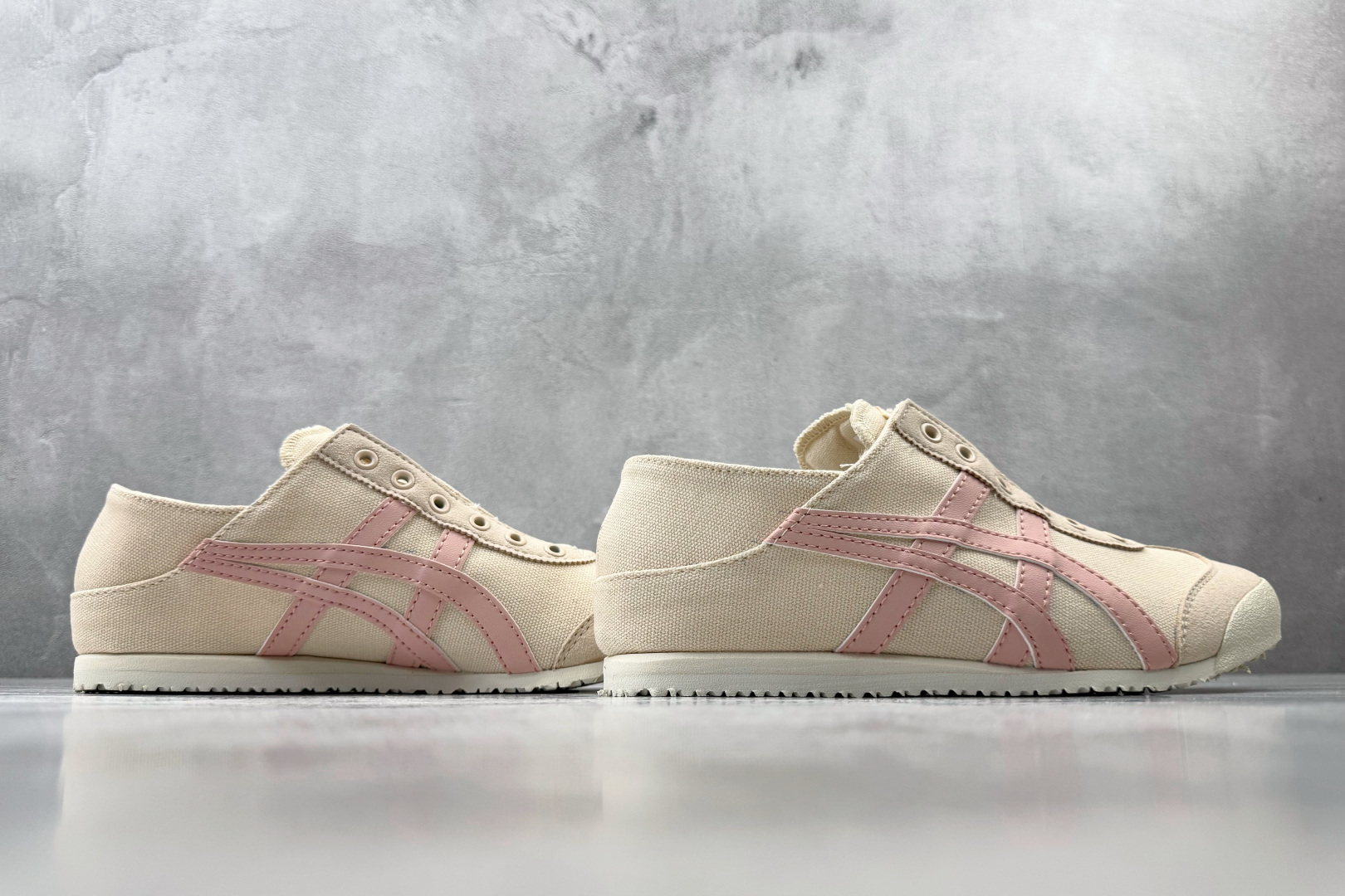OT 头层 Onitsuka Tiger鬼塚虎 MEXICO 66 PARATY 米粉 货号：1183A437-252 
