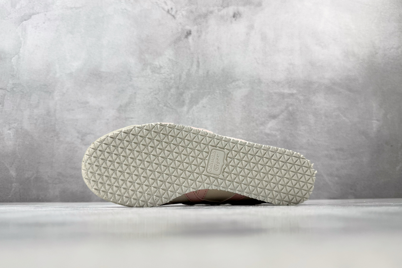 OT 头层 Onitsuka Tiger鬼塚虎 MEXICO 66 PARATY 米粉 货号：1183A437-252 