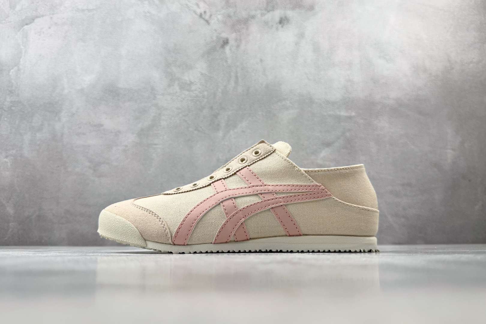 OT 头层 Onitsuka Tiger鬼塚虎 MEXICO 66 PARATY 米粉 货号：1183A437-252 