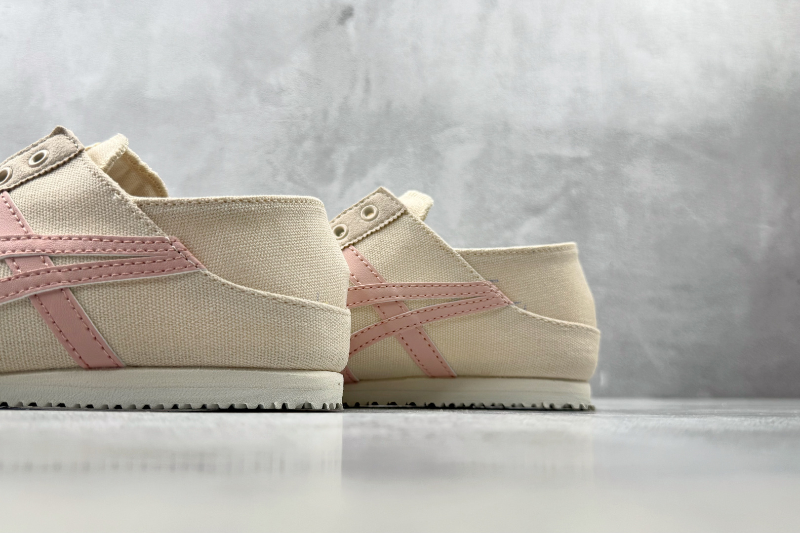 OT 头层 Onitsuka Tiger鬼塚虎 MEXICO 66 PARATY 米粉 货号：1183A437-252 