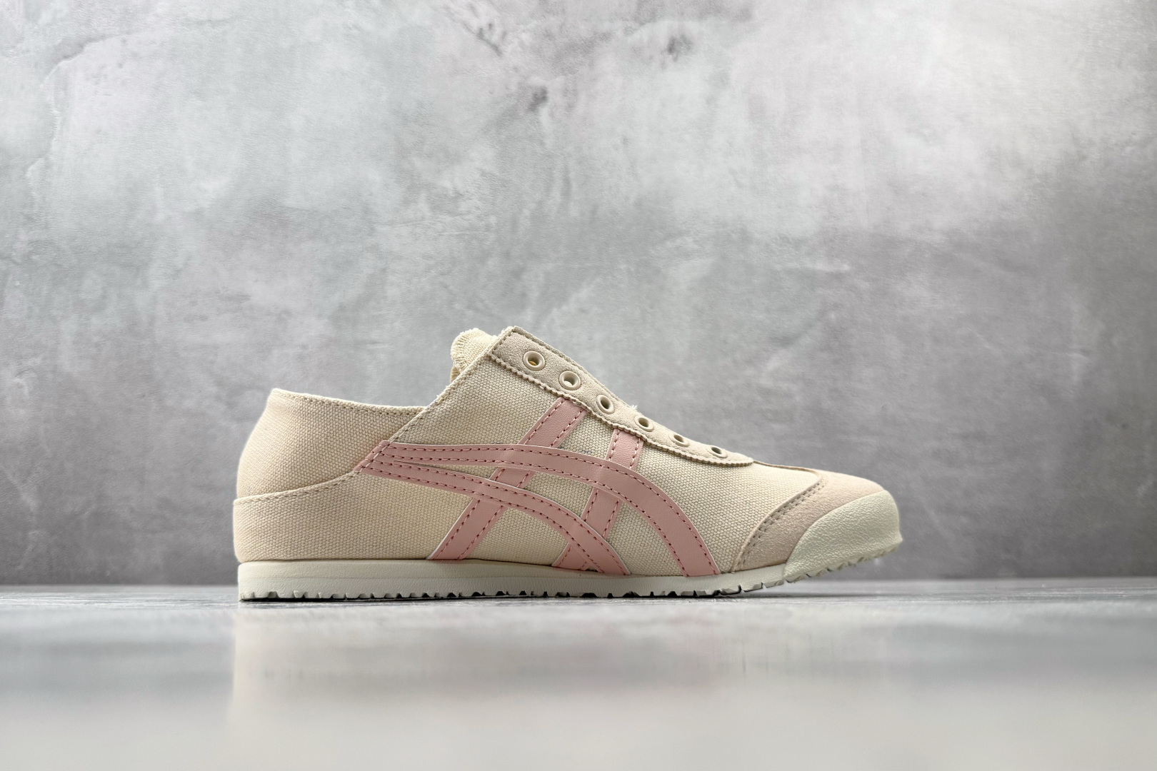 OT 头层 Onitsuka Tiger鬼塚虎 MEXICO 66 PARATY 米粉 货号：1183A437-252 