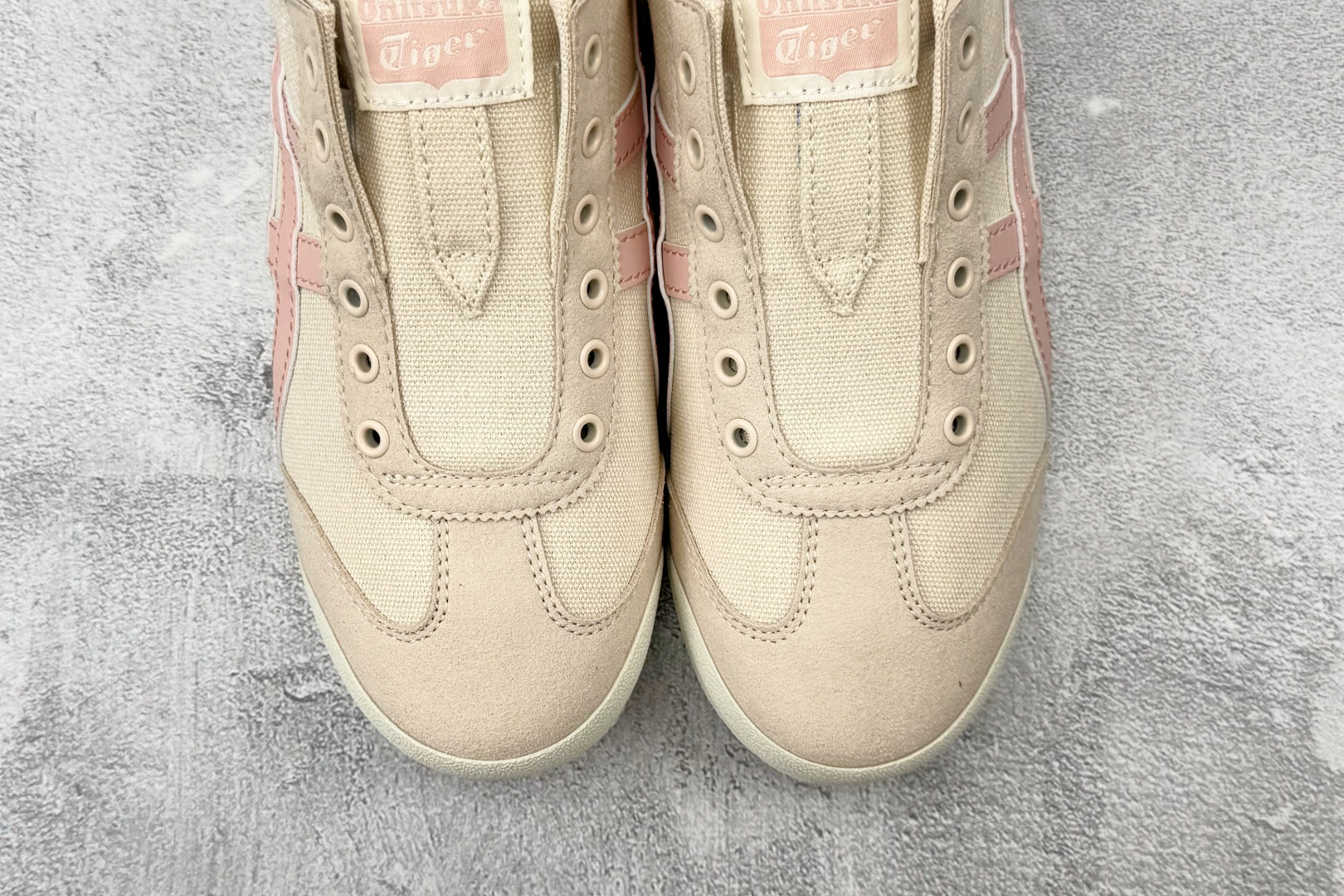 OT 头层 Onitsuka Tiger鬼塚虎 MEXICO 66 PARATY 米粉 货号：1183A437-252 