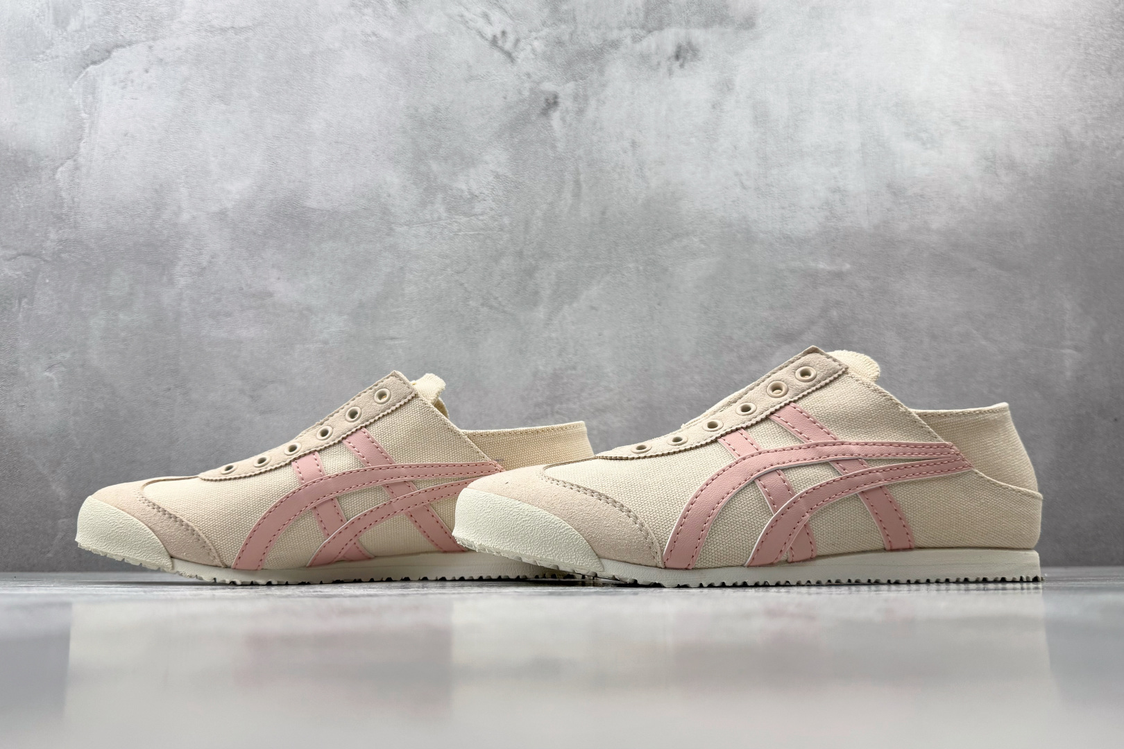 OT 头层 Onitsuka Tiger鬼塚虎 MEXICO 66 PARATY 米粉 货号：1183A437-252 