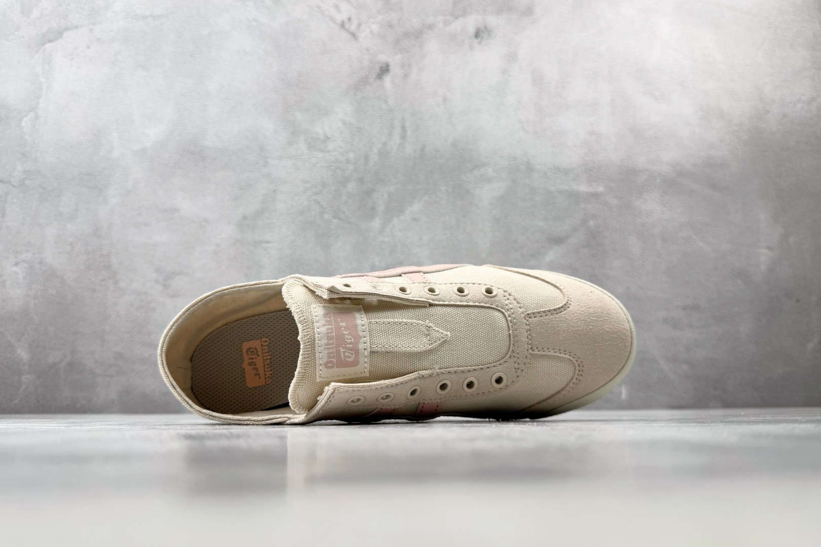 OT 头层 Onitsuka Tiger鬼塚虎 MEXICO 66 PARATY 米粉 货号：1183A437-252 