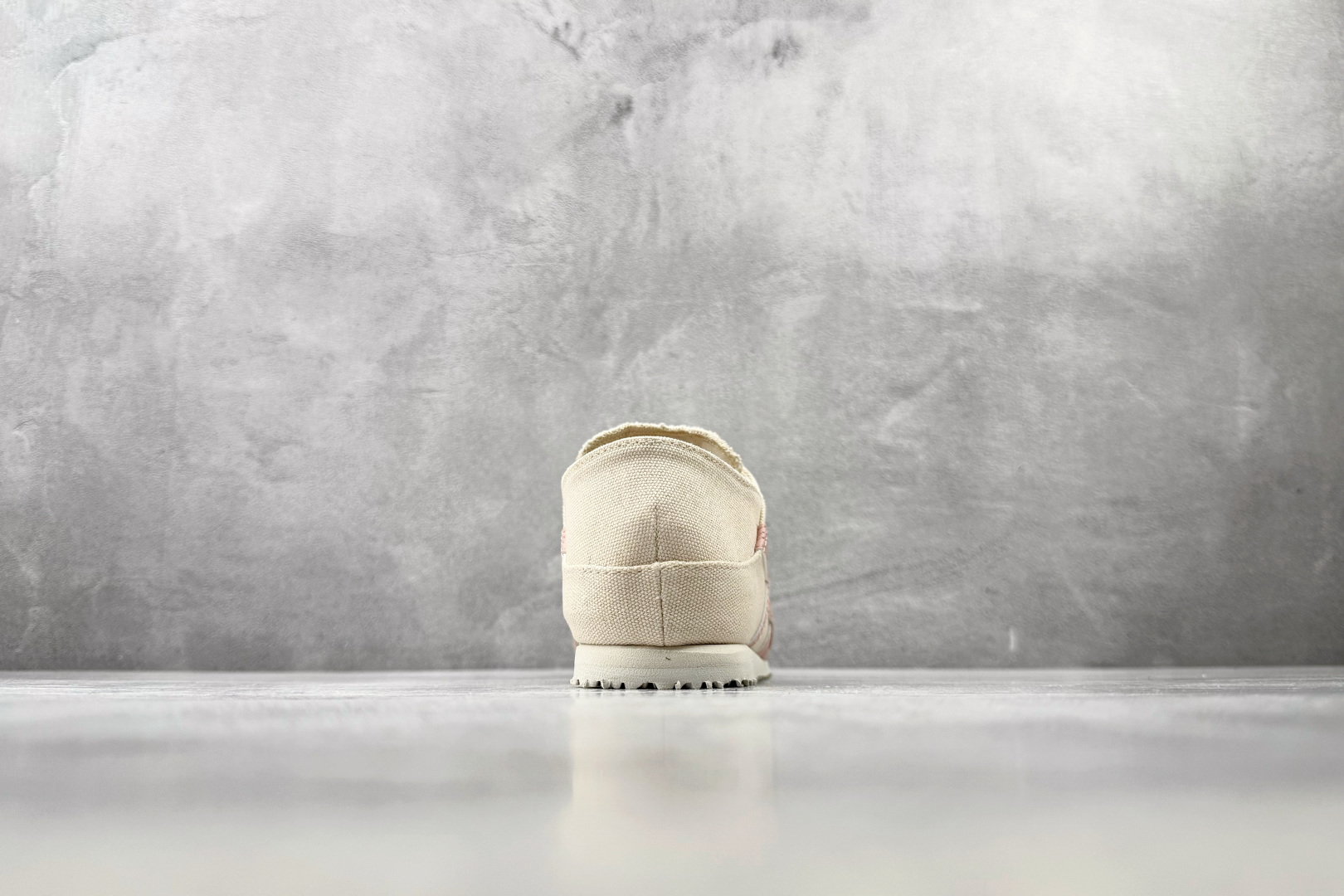OT 头层 Onitsuka Tiger鬼塚虎 MEXICO 66 PARATY 米粉 货号：1183A437-252 