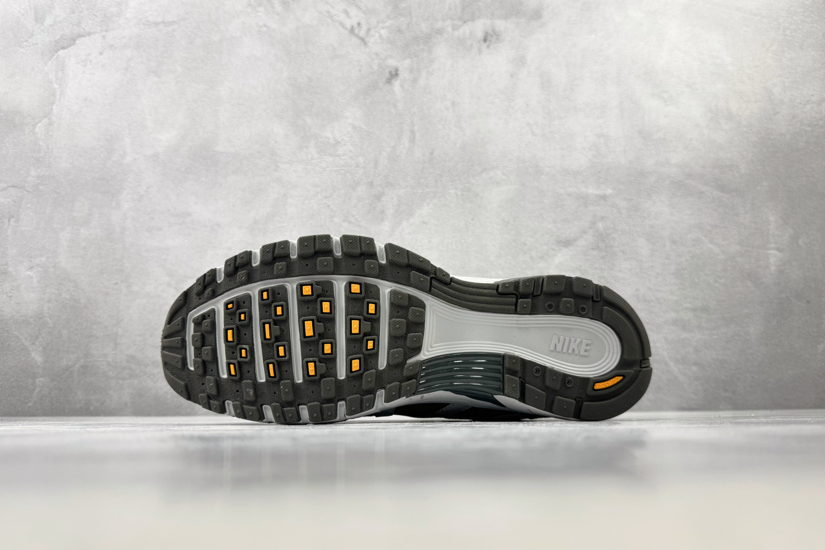 HN Nike P-6000 灰黑 货号：HQ3818-002 尺码：36 36.5 37 38.5 39 40 40.