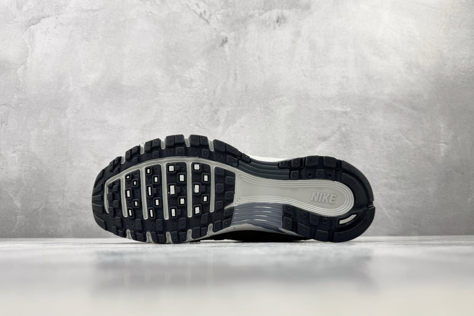 HN Nike P-6000 炭黑 货号：HQ3818 001 尺码：36 36.5 37 38.5 39 40 40.