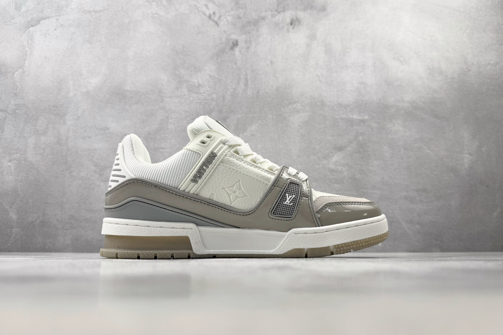 TG 爆款跑量神器 LOUIS VUITTON Trainer 灰白 货号：1AK8GJ 尺码：36 37 38 39 