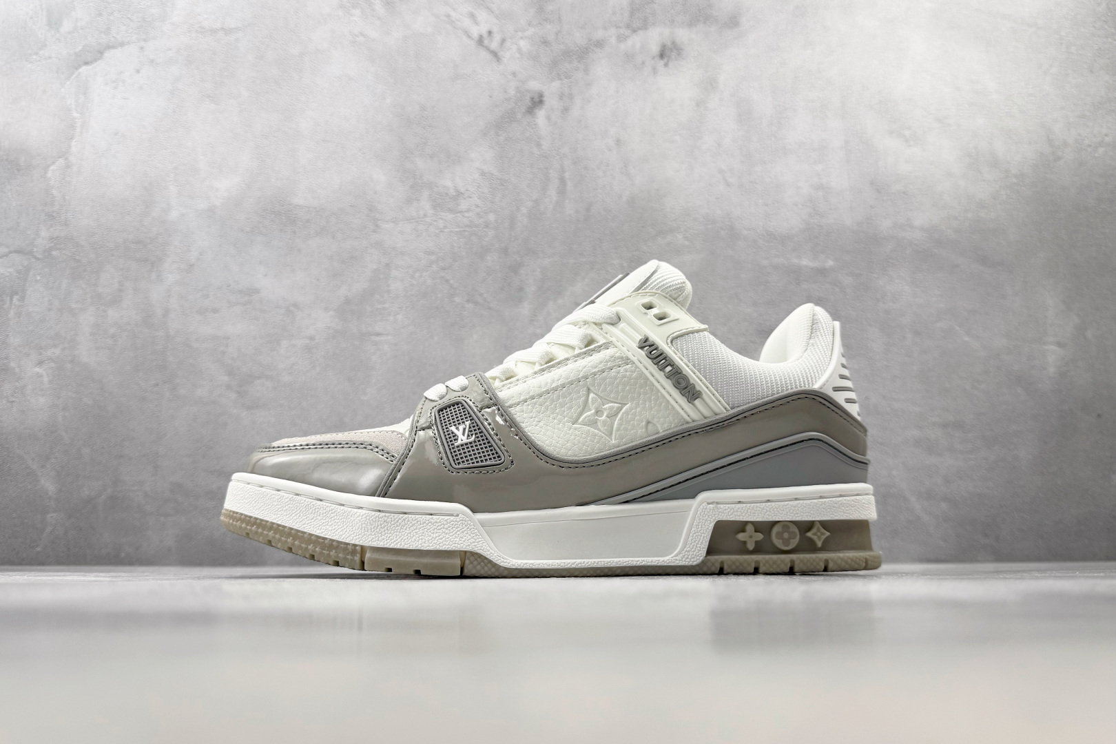 TG 爆款跑量神器 LOUIS VUITTON Trainer 灰白 货号：1AK8GJ 尺码：36 37 38 39 