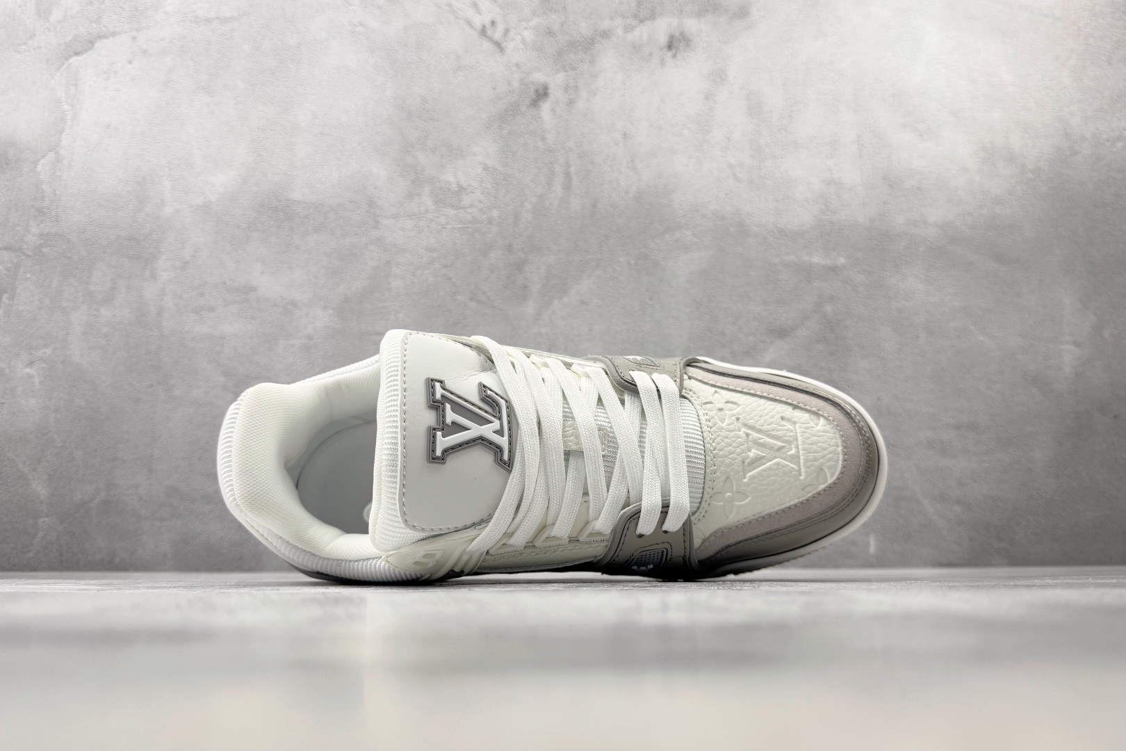 TG 爆款跑量神器 LOUIS VUITTON Trainer 灰白 货号：1AK8GJ 尺码：36 37 38 39 