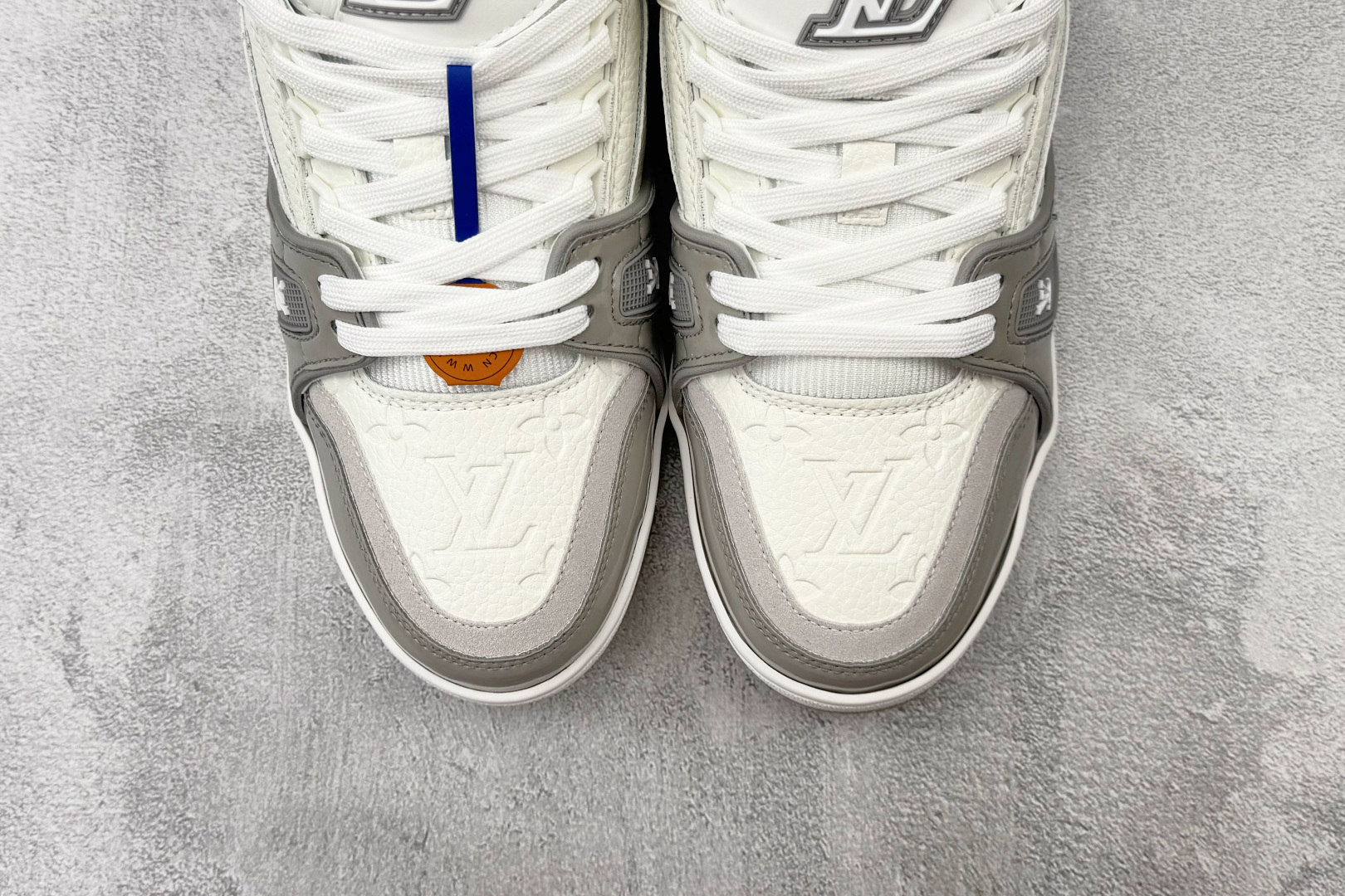 TG 爆款跑量神器 LOUIS VUITTON Trainer 灰白 货号：1AK8GJ 尺码：36 37 38 39 