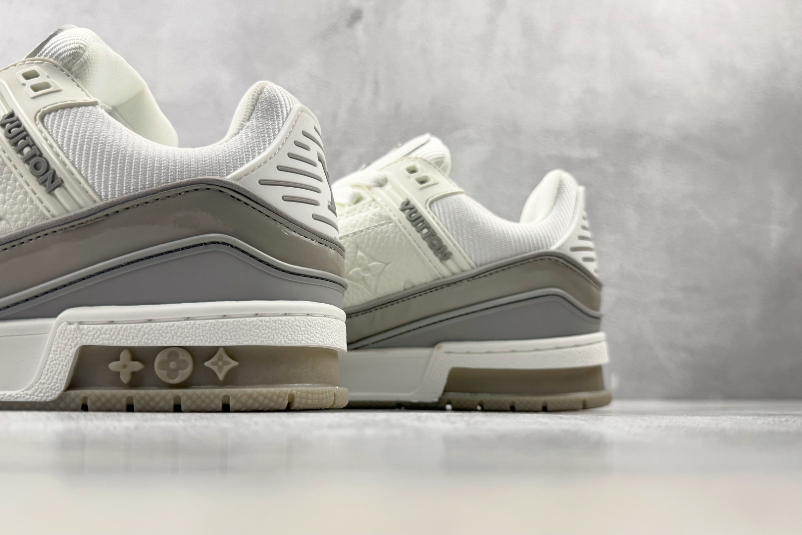 TG 爆款跑量神器 LOUIS VUITTON Trainer 灰白 货号：1AK8GJ 尺码：36 37 38 39 