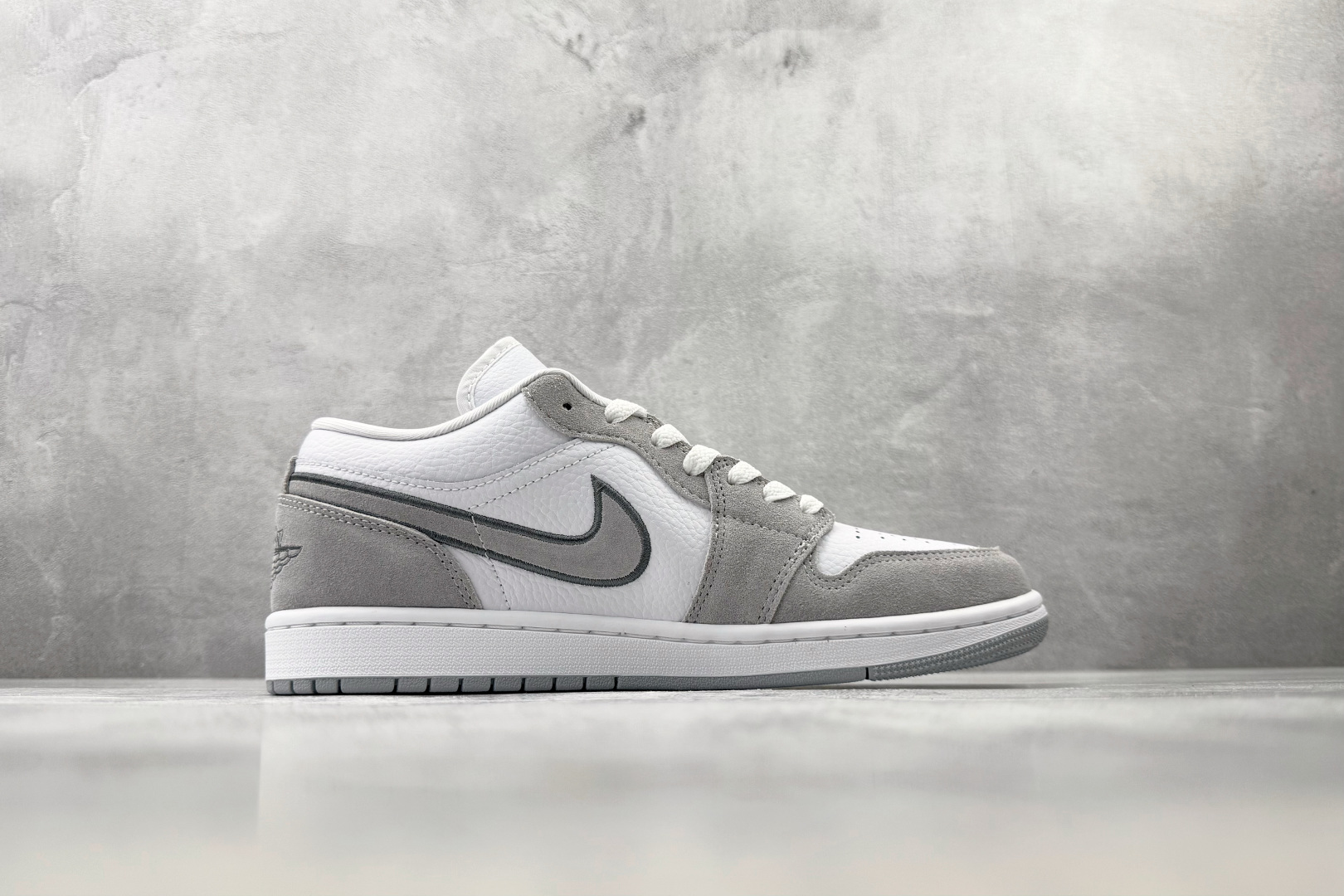 DT 公司级 Jordan Air Jordan 1 SE 灰白 货号：IX3959 100 尺码：40 40.5 41