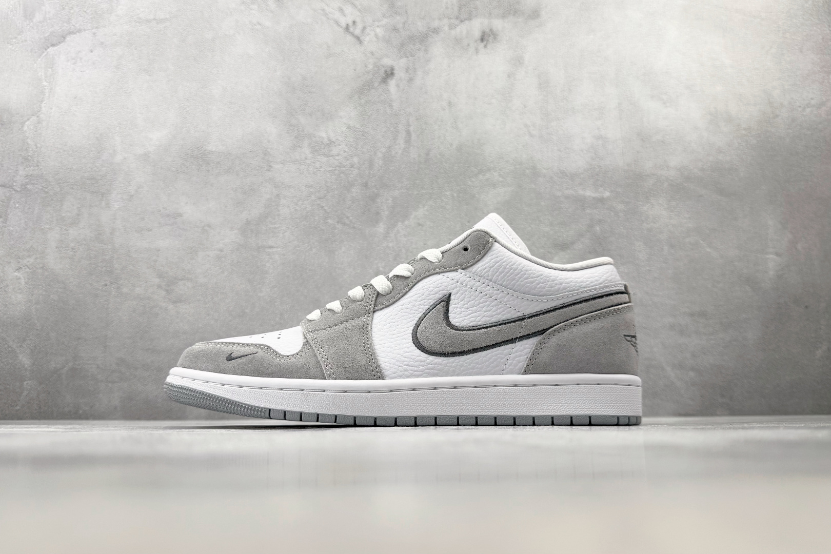 DT 公司级 Jordan Air Jordan 1 SE 灰白 货号：IX3959 100 尺码：40 40.5 41