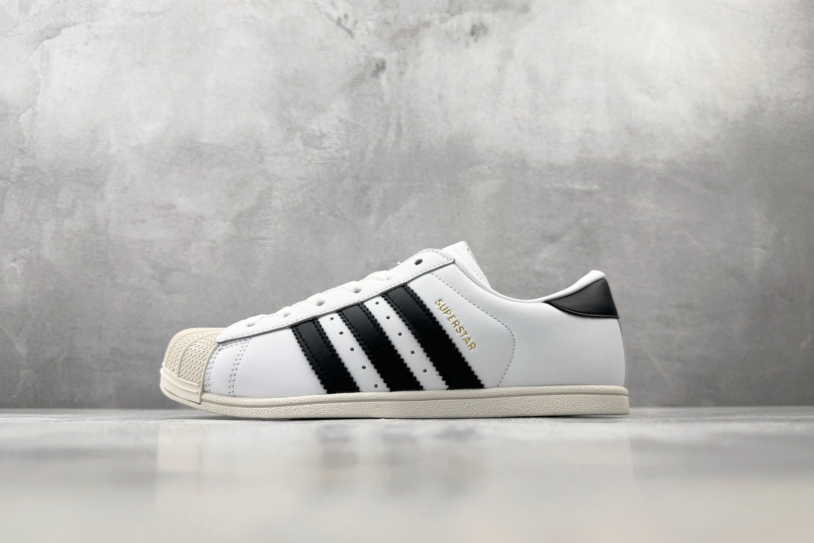 DH  adidas originals SUPERSTAR Lo Pro 白黑色 货号：KK0427 尺码：35.5 