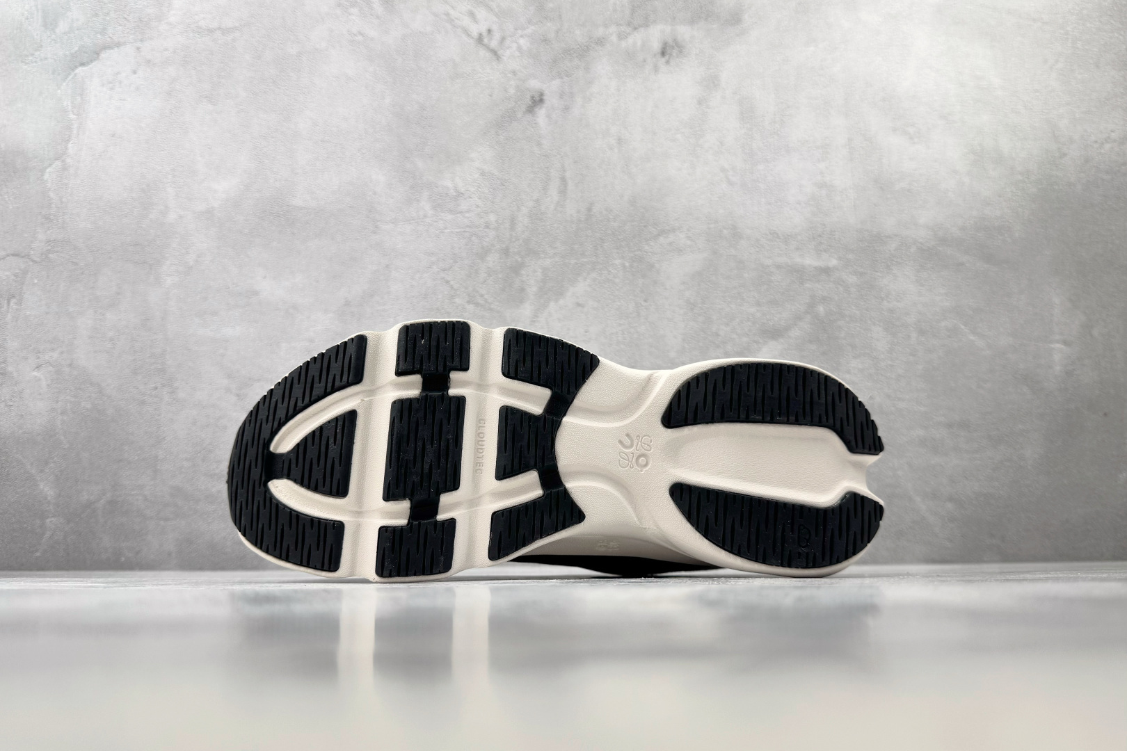 PK 全新工厂开发 LOEWE x On Cloudsolo 黑白 货号：3MF 尺码：36 36.5 37.5 38 