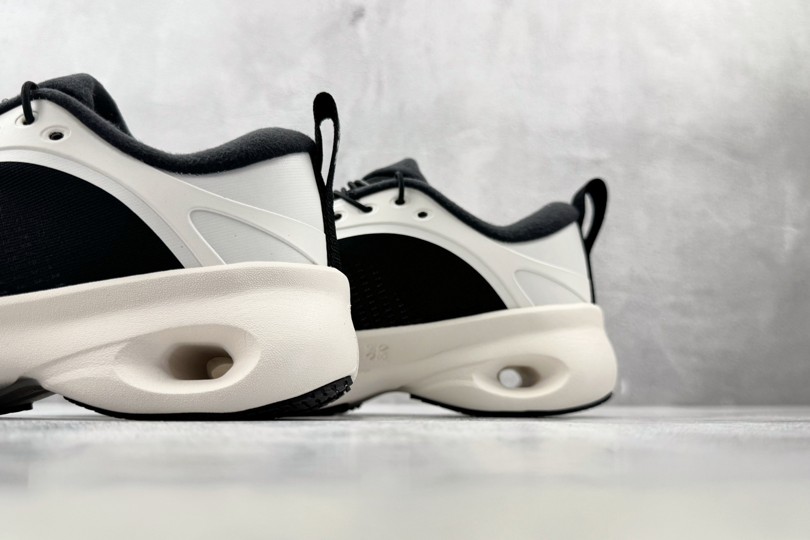 PK 全新工厂开发 LOEWE x On Cloudsolo 黑白 货号：3MF 尺码：36 36.5 37.5 38 