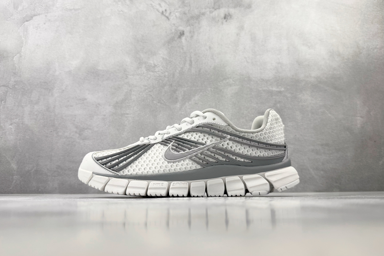 ST  Nike Zoom Skylon 11 顶峰白 货号：IU7360-103 尺码：36 36.5 37.5 38