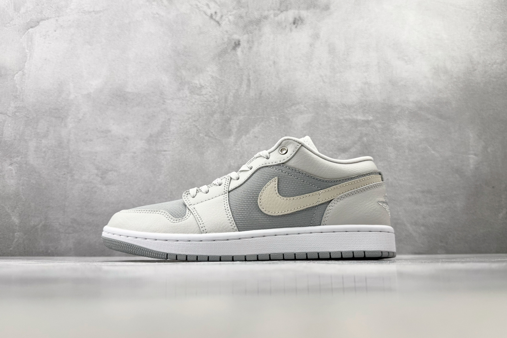 DT 公司级 Jordan Air Jordan 1 SE 浅灰 货号：IO2049-100 尺码：40 40.5 41