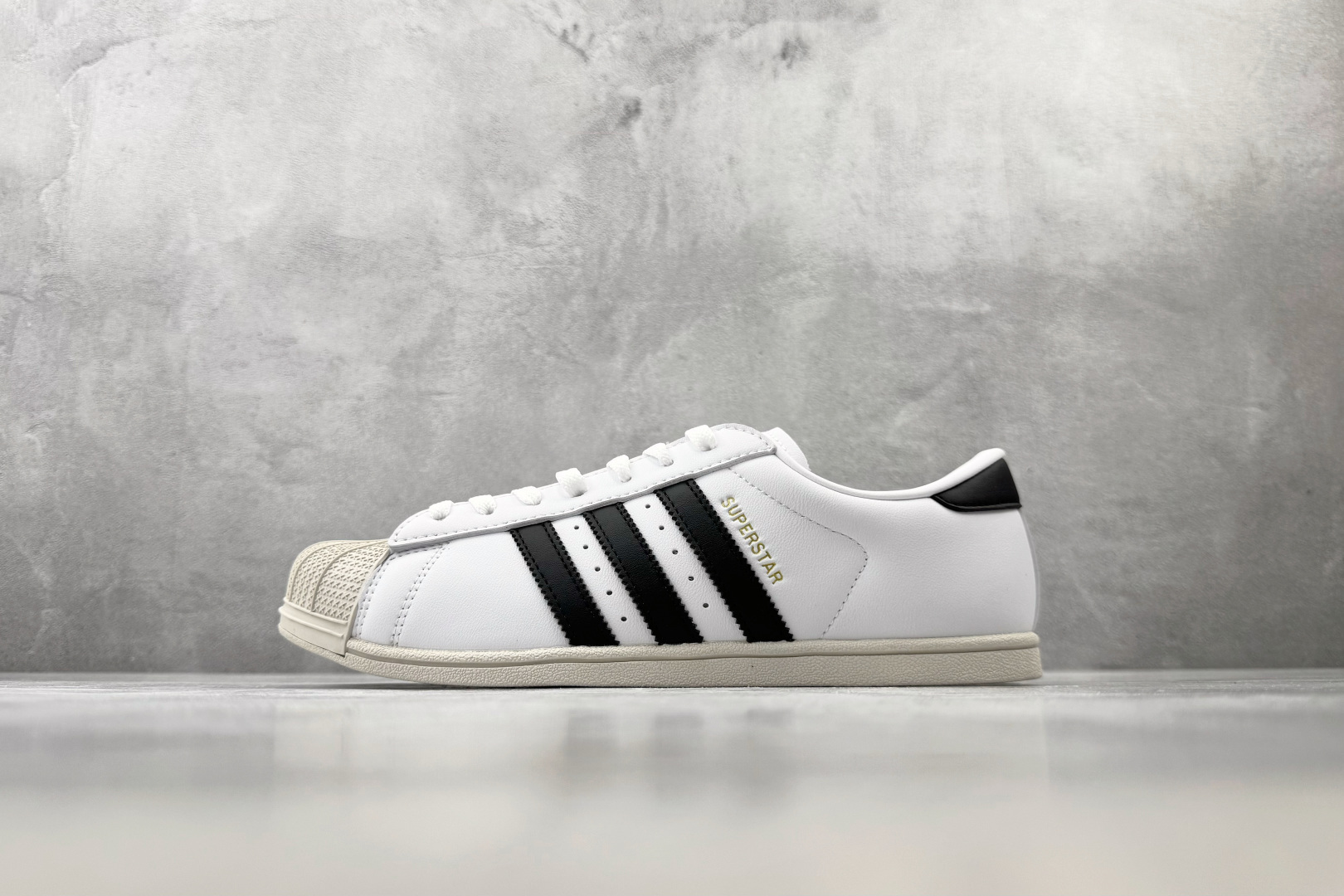 PP adidas originals SUPERSTAR Lo Pro 白黑 货号：KK0427 尺码：35.5 36