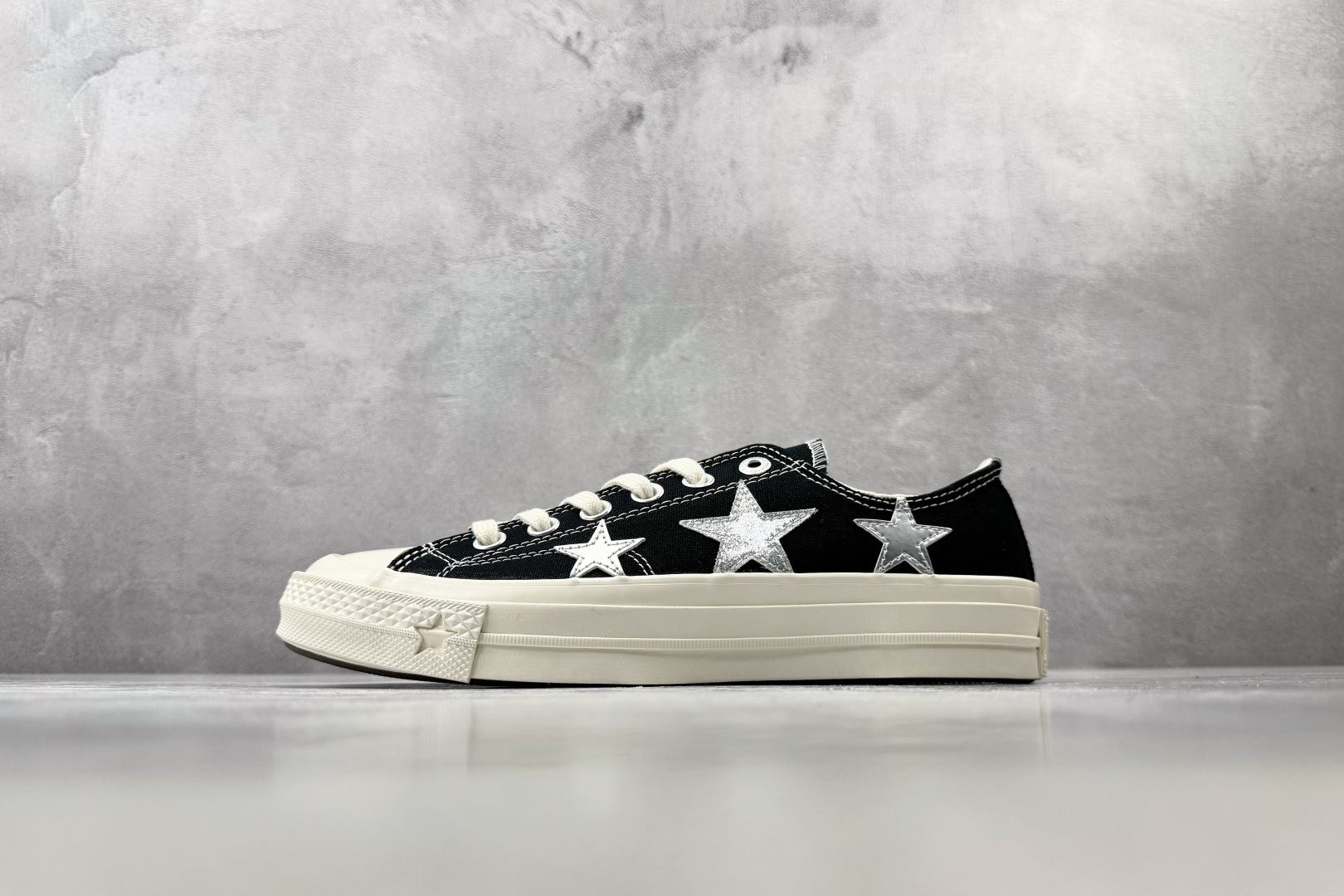 H版 Converse CHUCK 70 X 星星印花 黑色 • 重磅帆布：采用12盎司高密度棉帆布，不易变形，透气性好