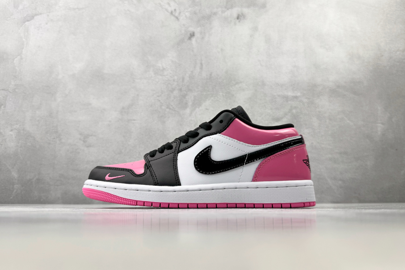 K版 综合版 Jordan Air Jordan 1 粉黑白 货号：IV2446-684 尺码：36 36.5 37.5