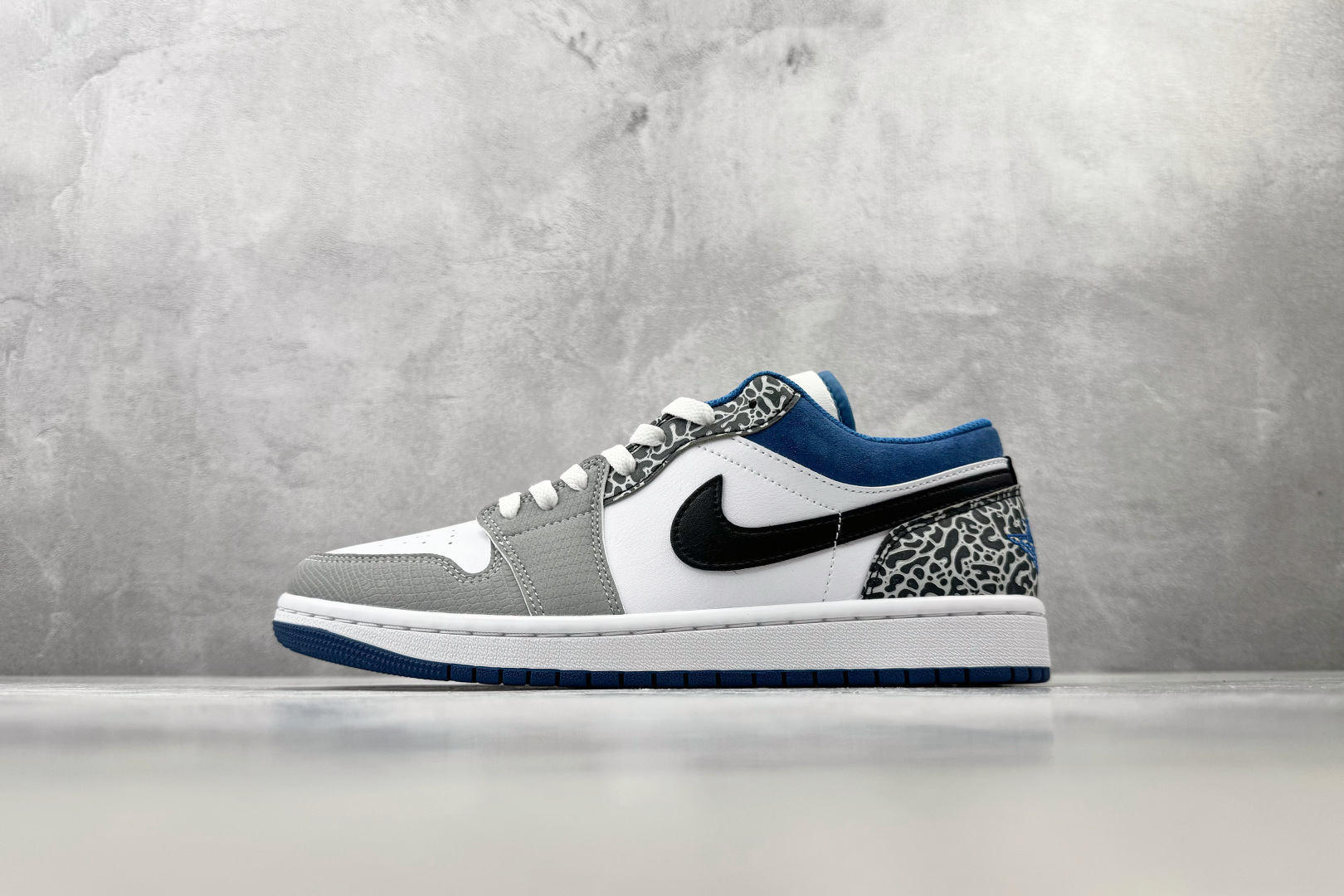 VT 外贸批次 Jordan Air Jordan 1 白蓝色 货号：DM1199 140 尺码：36 36.5 37.