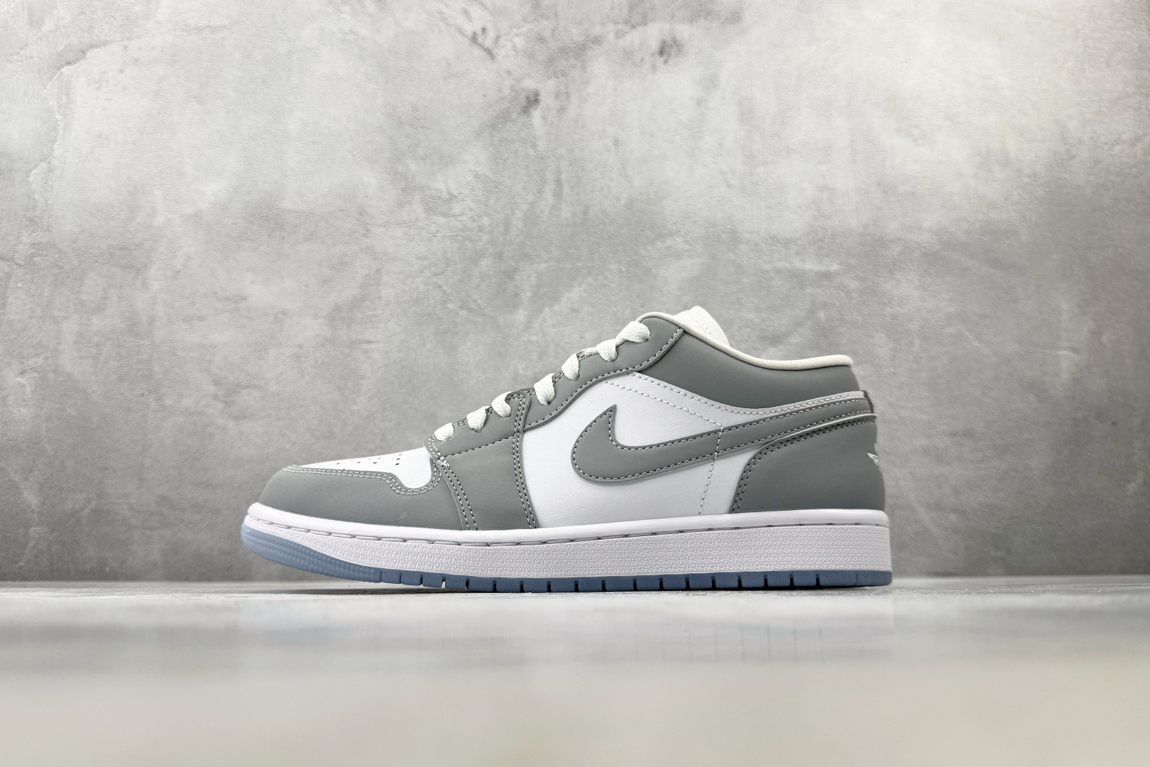 Mok Jordan Air Jordan 1 白灰 货号：DC0774-105 尺码：36 36.5 37.5 38 