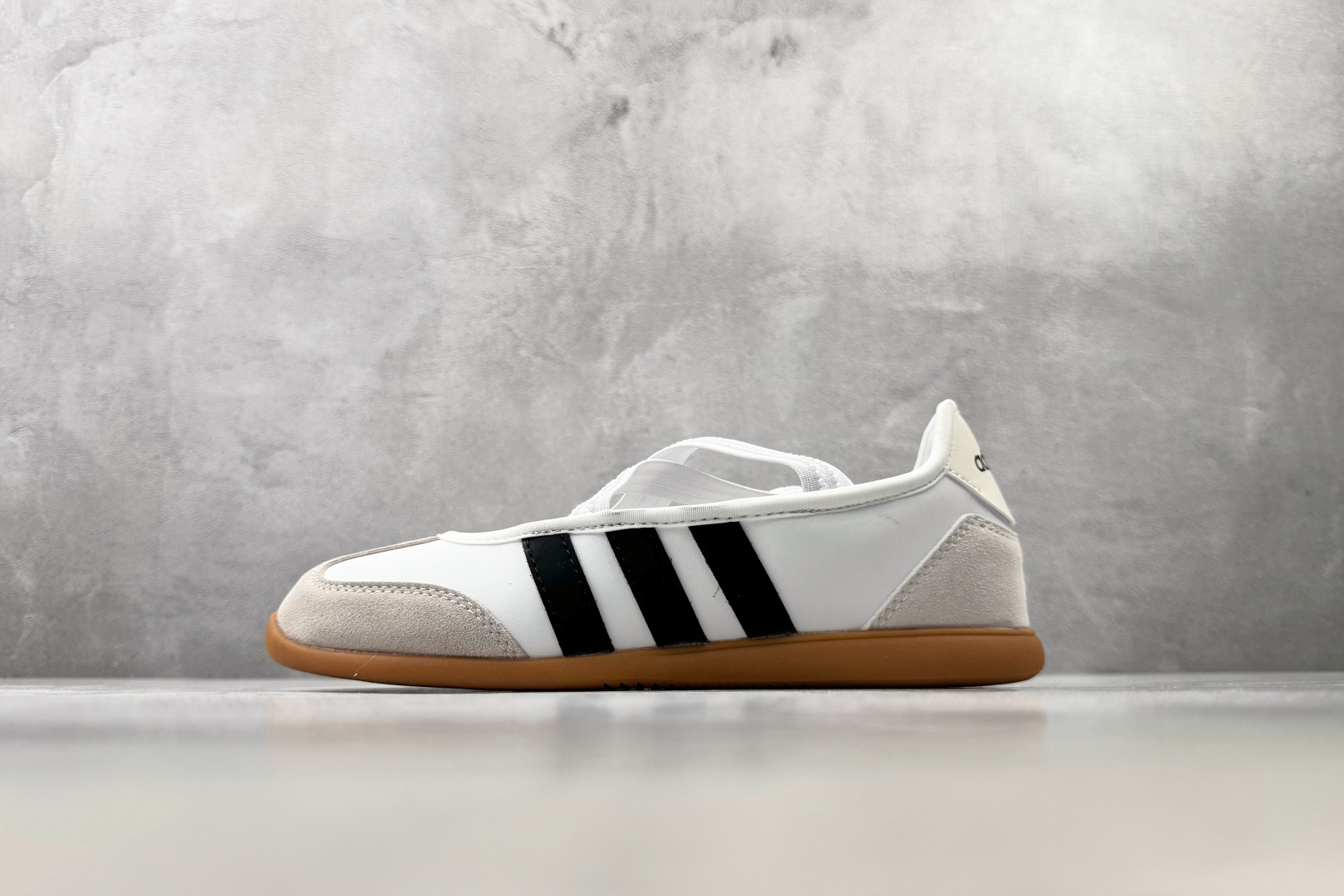R 版出口订单 adidas BARREDA 白色 货号：JQ2127 尺码：35.5 36 36.5 37.5 38 