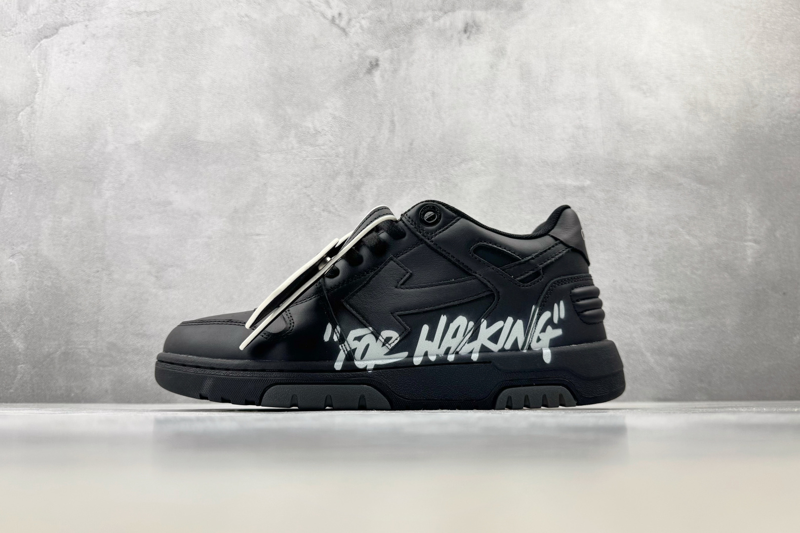 KW神 口碑神作 OFF-WHITE Out Of Office 黑色 货号：OMIA189C99LEA 尺码：35 3