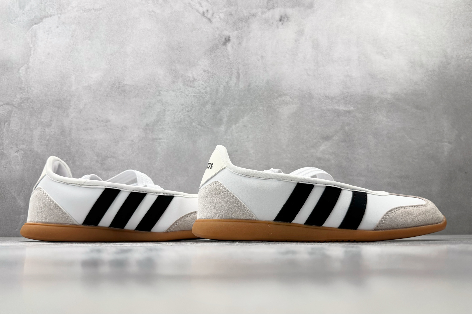 R 版出口订单 adidas BARREDA 白色 货号：JQ2127 尺码：35.5 36 36.5 37.5 38 