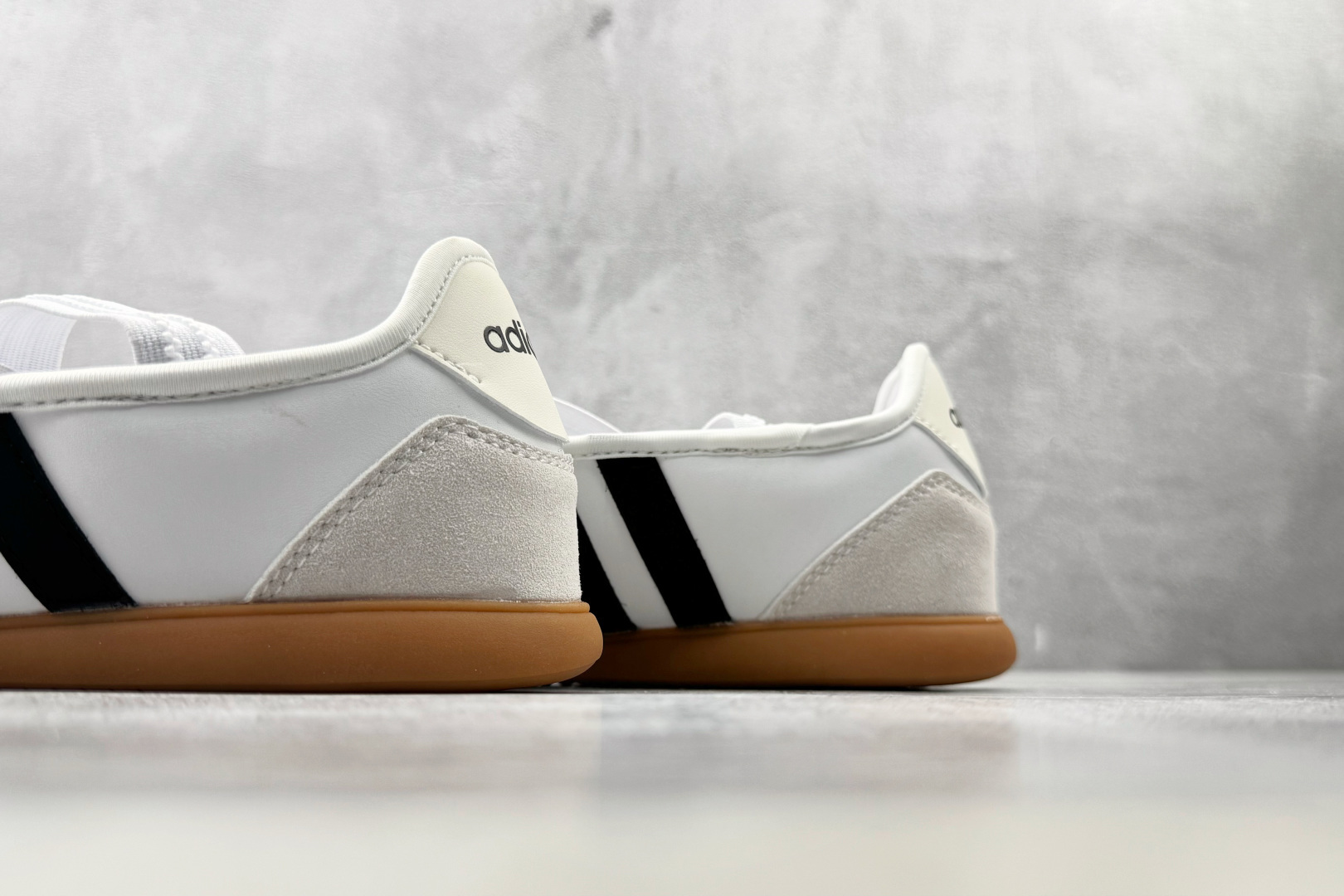 R 版出口订单 adidas BARREDA 白色 货号：JQ2127 尺码：35.5 36 36.5 37.5 38 