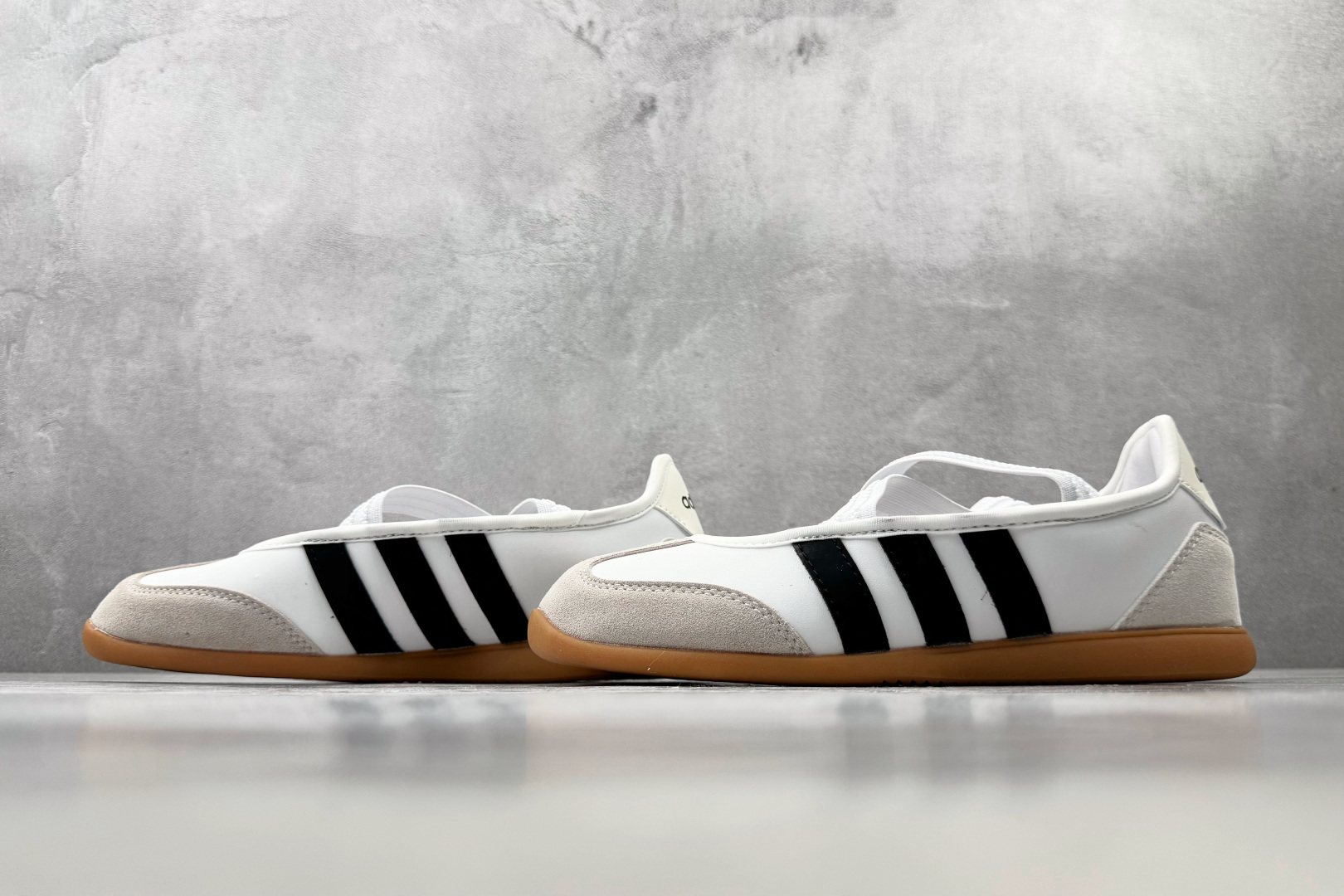 R 版出口订单 adidas BARREDA 白色 货号：JQ2127 尺码：35.5 36 36.5 37.5 38 