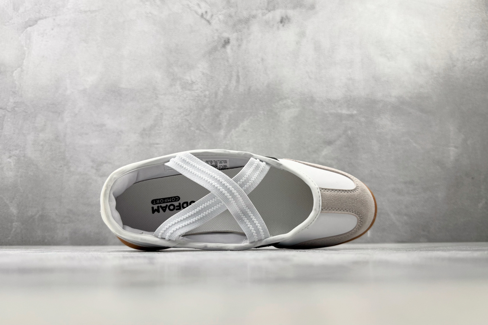 R 版出口订单 adidas BARREDA 白色 货号：JQ2127 尺码：35.5 36 36.5 37.5 38 