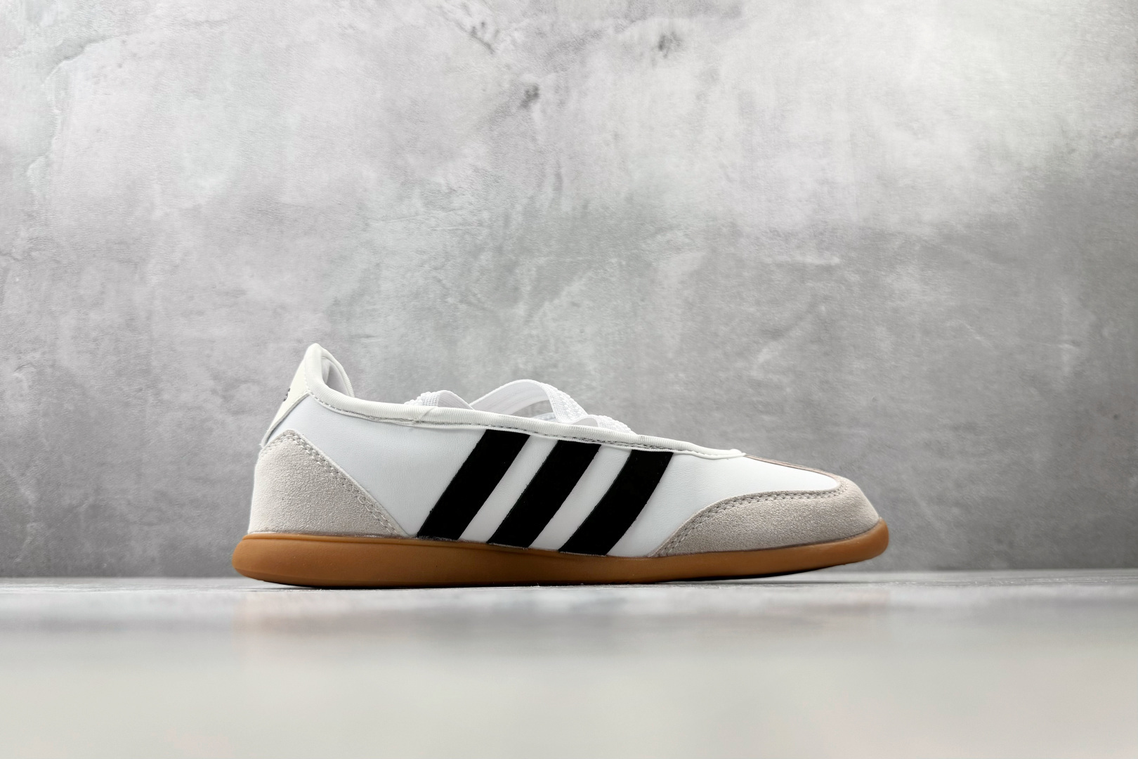 R 版出口订单 adidas BARREDA 白色 货号：JQ2127 尺码：35.5 36 36.5 37.5 38 